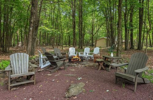 Briar Crest Woods House | Ridge Retreat by AvantStay | Game Room, Covered Porch, & Fire Pit!