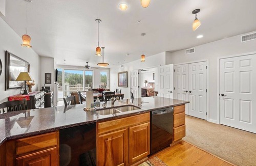 Post Falls Condo | Riverfront Condo with Stunning Spokane River Views | Perfect Getaway