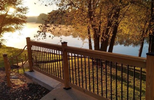 Newport House | Riverfront Getaway *Screened-in porch and deck!*