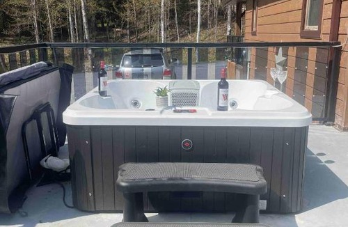 Strong Villa | Riverfront Retreat **HOT TUB** WiFi at the edge of Muskoka