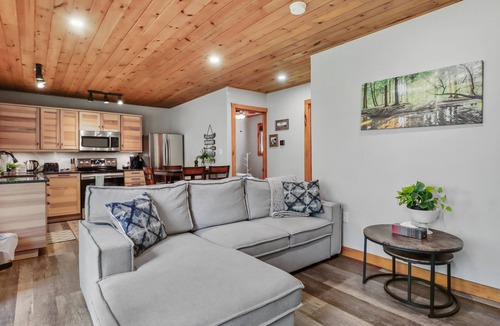 Brock Cabin | River’s Edge accommodation in the Talbot River.