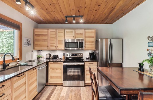 Brock Cabin | River’s Edge accommodation in the Talbot River.