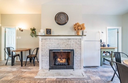 Loyalton House | Riverside Vista | Fire Pit, Sunroom + Kayaks!