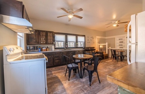 Loyalton House | Riverside Vista | Fire Pit, Sunroom + Kayaks!