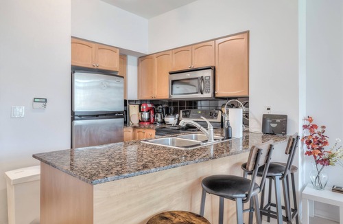 Bay Cloverhill Apartment | Rivetstays - The Britt