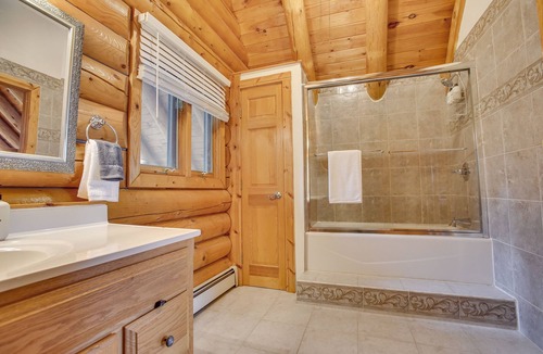 Wapwallopen Cabin | Rocky Top Cabin | Mtn Views w/ HOT TUB + Pool!
