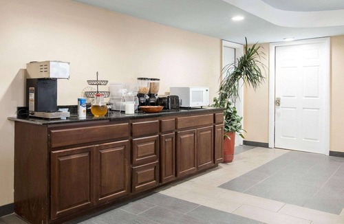 Syracuse Hotel | Rodeway Inn Syracuse Carrier Circle