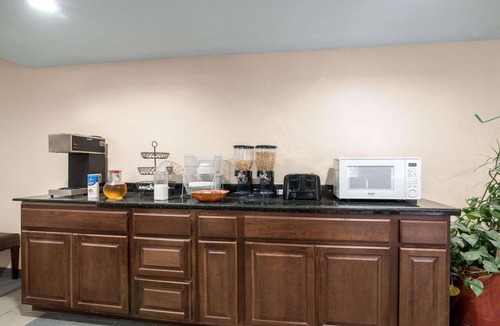 Syracuse Hotel | Rodeway Inn Syracuse Carrier Circle