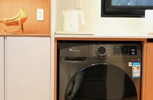 Iriya Apartment | ROKU GRKU Newly Renovated in 2026, Designer Bunk Room, 5 Min to Iriya, King Lower Bunk and Single Upper Bunk, Easy Access to Ueno and Asakusa, Sleeps 3