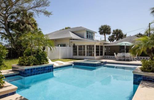 Varnum Park House | Romantic Cottage King Pool Pickleball Beaches