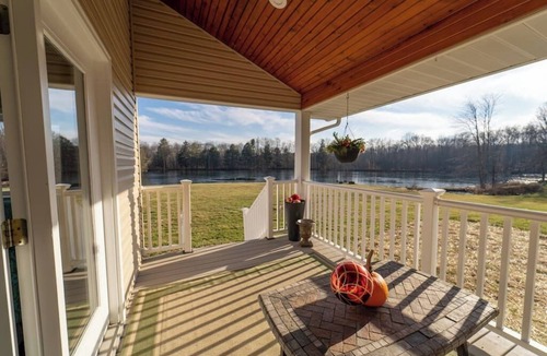 Mercer House | Romantic gateway house on the private lake