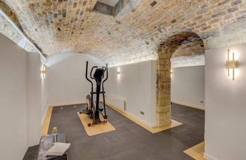 Porte-Saint-Martin Apartment | Romantic Getaway - Le Marais - with AC