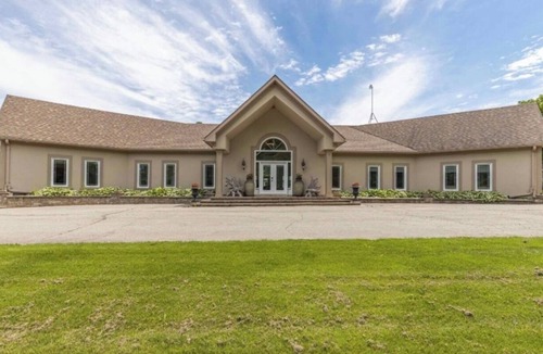 New Tecumseth Apartment | Romantic & Luxurious 2-bedroom Guest House