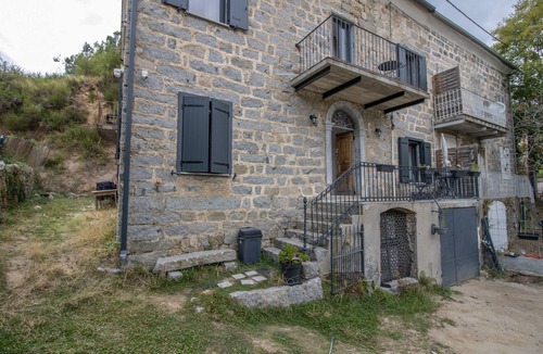 Bastelica Apartment | Room 'Ghjinestra' with Wi-Fi and Air Conditioning