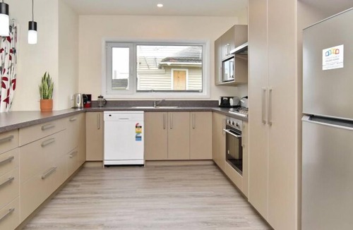 Saint Albans House | Room to spread out · fenced lawn, pets welcome - Weston Villa