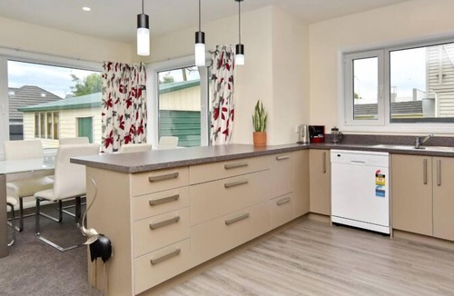 Saint Albans House | Room to spread out · fenced lawn, pets welcome - Weston Villa