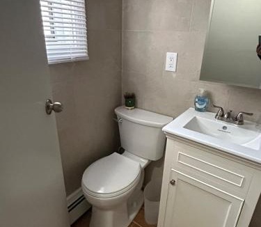 Roslyn Apartment | Roslyn Room 2 Private Entrance and Bathroom