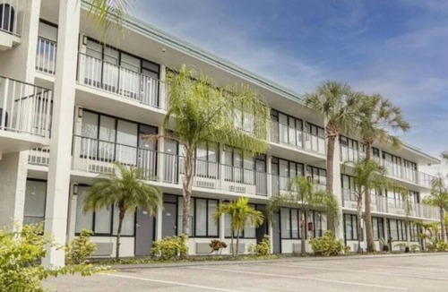 Historic Downtown Kissimmee Hotel | Royal 3 Wonderful Apart/Hotel with pool