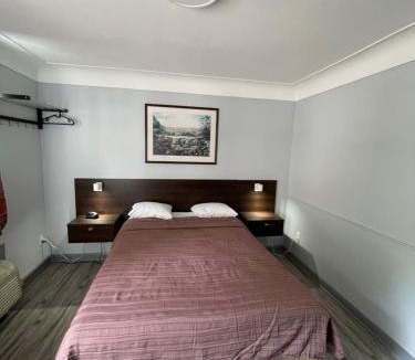 Aldershot Hotel | Royal Inn
