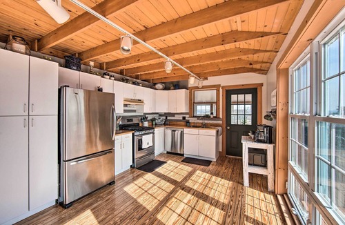 Mount Pleasant Mills Cabin | Rural Dutch Country Retreat - Private Hot Tub