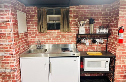 White Oak Apartment | Rustic apartment Great for traveling workers or visiting family in town.