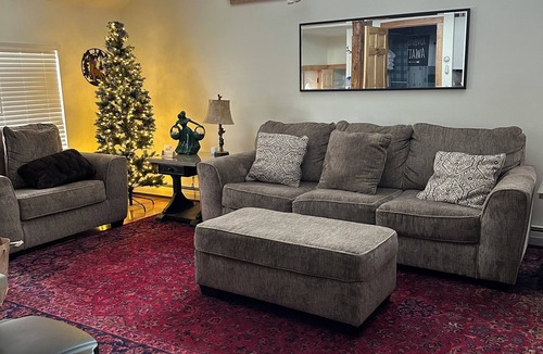Vernon Apartment | Rustic cozy large 1-bedroom, Queen Size Bed priced per-person rate