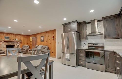 Woodward Cabin | Rustic Pines Retreat | Fire Pit, Covered Porch + More!