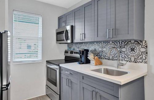 Poinciana Park Apartment | Rustic Retreats Cozy 1BR for 2 guests minutes from Las Olas