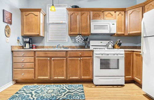 Arabi Apartment | SAFE 1BR entire apt/30 day+ rental/fenced pets ok
