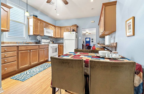 Arabi Apartment | SAFE 1BR entire apt/30 day+ rental/fenced pets ok