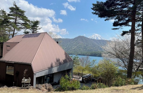 Fujikawaguchiko Cottage | Saiko Lakefront cabin for 10/Fuji view BBQ/Jacuzzi/petOK/5min dr Kawaguchi Lake
