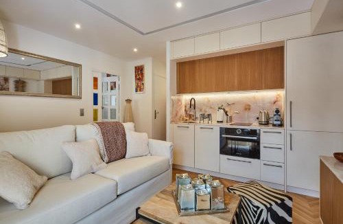 Saint-Germain-des-Pres Apartment | SaintGermainByCecile - Luxueux 2 pièces AC Bianca