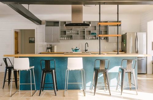 Prince Edward House | Sauna + Fireplaces + Stylish 8 bdrm. Dog friendly