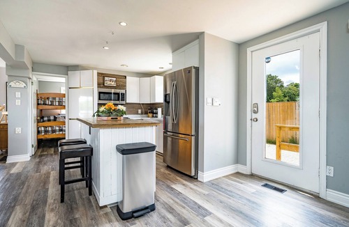 Swiss Meadows Ski Chalet | Scenic Chalet on Top of The Blue Mountains with Hot Tub, Game Room and Deck