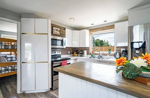 Swiss Meadows Ski Chalet | Scenic Chalet on Top of The Blue Mountains with Hot Tub, Game Room and Deck