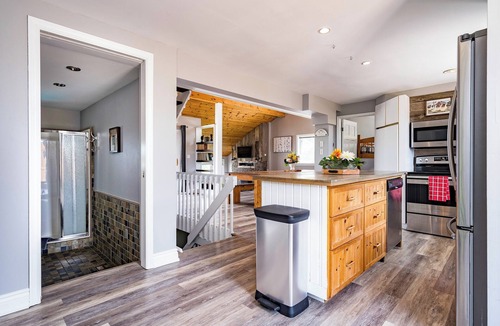 Swiss Meadows Ski Chalet | Scenic Chalet on Top of The Blue Mountains with Hot Tub, Game Room and Deck