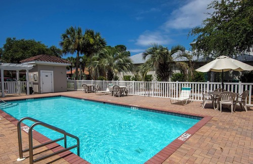 Emerald Waters Village House | Sea La Vie B | Community Pool & Beach Access only 4-Min Walk Away + 2 Bikes