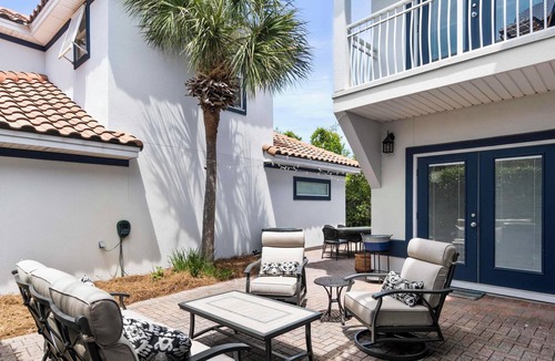 Emerald Waters Village House | Sea La Vie B | Community Pool & Beach Access only 4-Min Walk Away + 2 Bikes