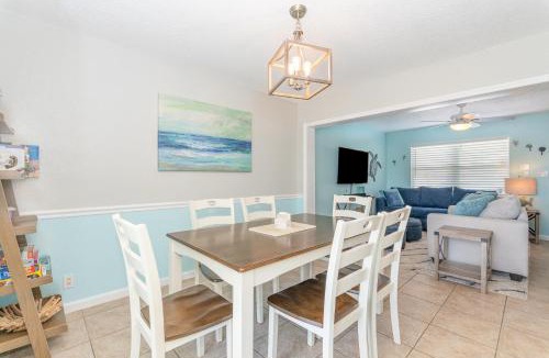 Chandler Park House | Seaglass Shores, steps to the beach