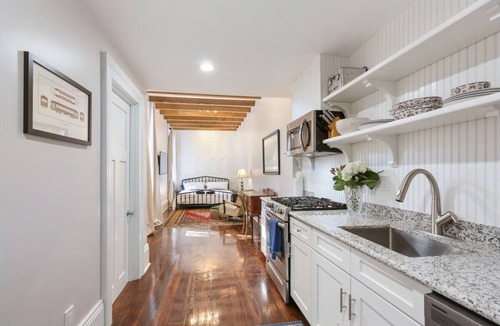 Faubourg Livaudais Apartment | Secluded 1886 Garden District Carriage House