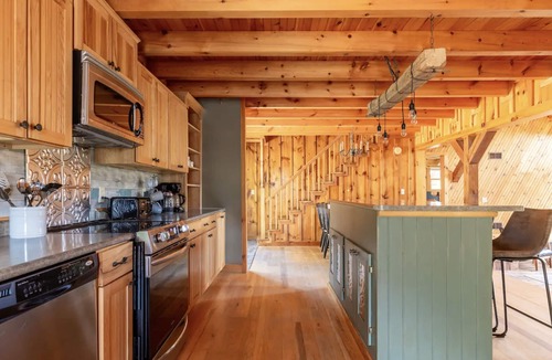 Concord Cabin | Secluded Cabin, Sleeps 20-Pickleball, Pool&Hot Tub