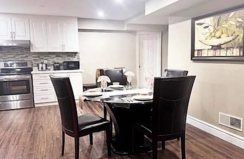 Central Erin Mills House | Self Check-in Queen Bed Parking Upscale Area