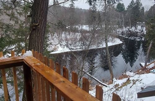 Katrine House | Semi rural loft getaway on the river