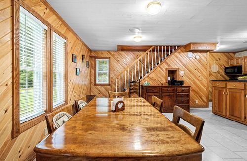 Clarington Cabin | Serene 4-bedroom cabin with AC in charming Clarington
