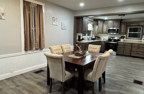 Alum Bank House | Serene 4-bedroom house with AC in charming Pleasantville