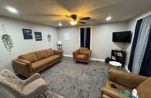 Alum Bank House | Serene 4-bedroom house with AC in charming Pleasantville