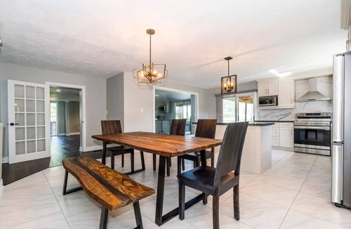Georgina House | Serene 4BR house w/Hot tub, Lake, Billiards & BBQ