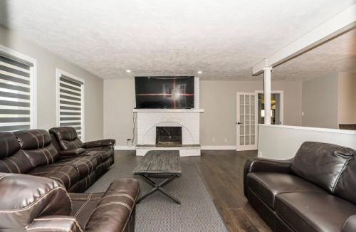 Georgina House | Serene 4BR house with Hot tub, Lake, Billiards and BBQ