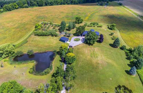 Georgina House | Serene 4BR house with Hot tub, Lake, Billiards and BBQ