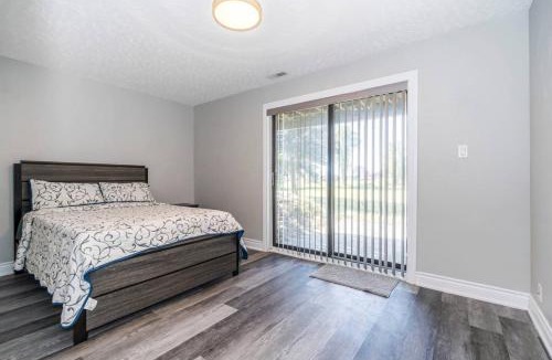 Georgina House | Serene 4BR house with Hot tub, Lake, Billiards and BBQ